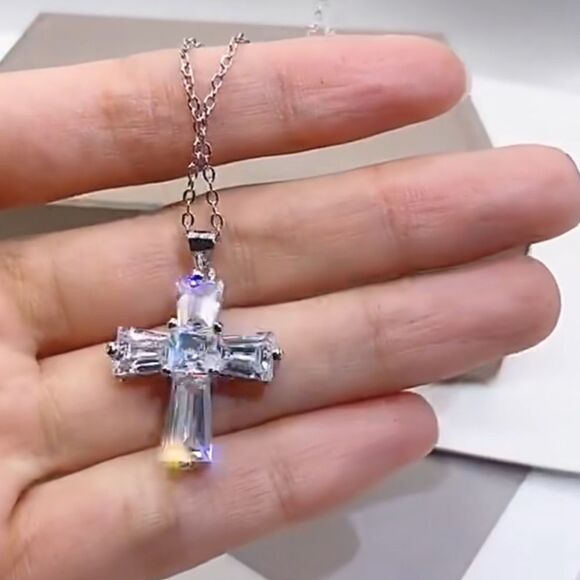 - 💖Gorgeous Sparkling Cz cross pendant on a 24” Silver Snake chain - Picture 15 of 16